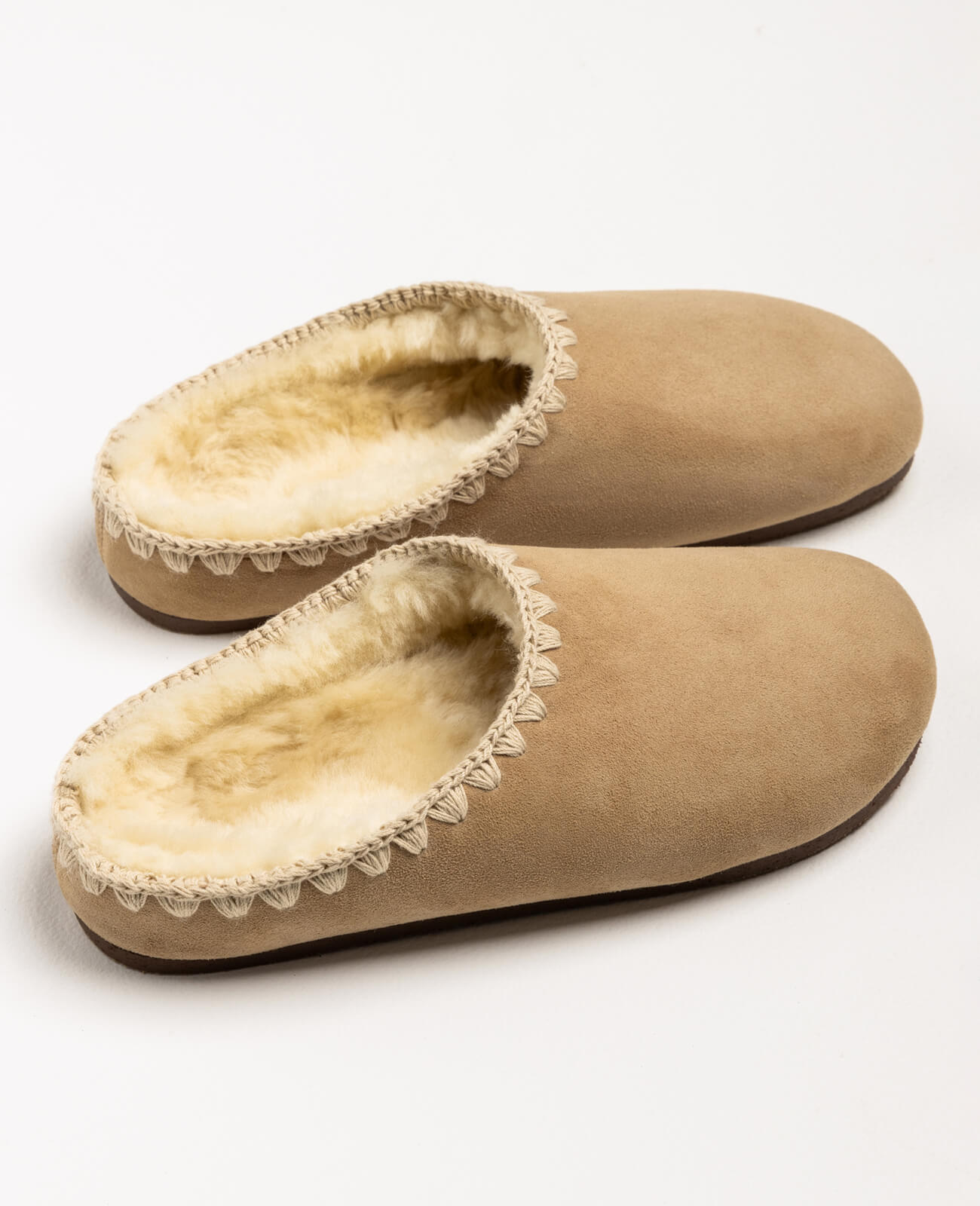 Pantoffel Lief slippers in natural beige suede with a cozy cream-colored sheepskin lining and delicate stitched accents, crafted for ultimate comfort.