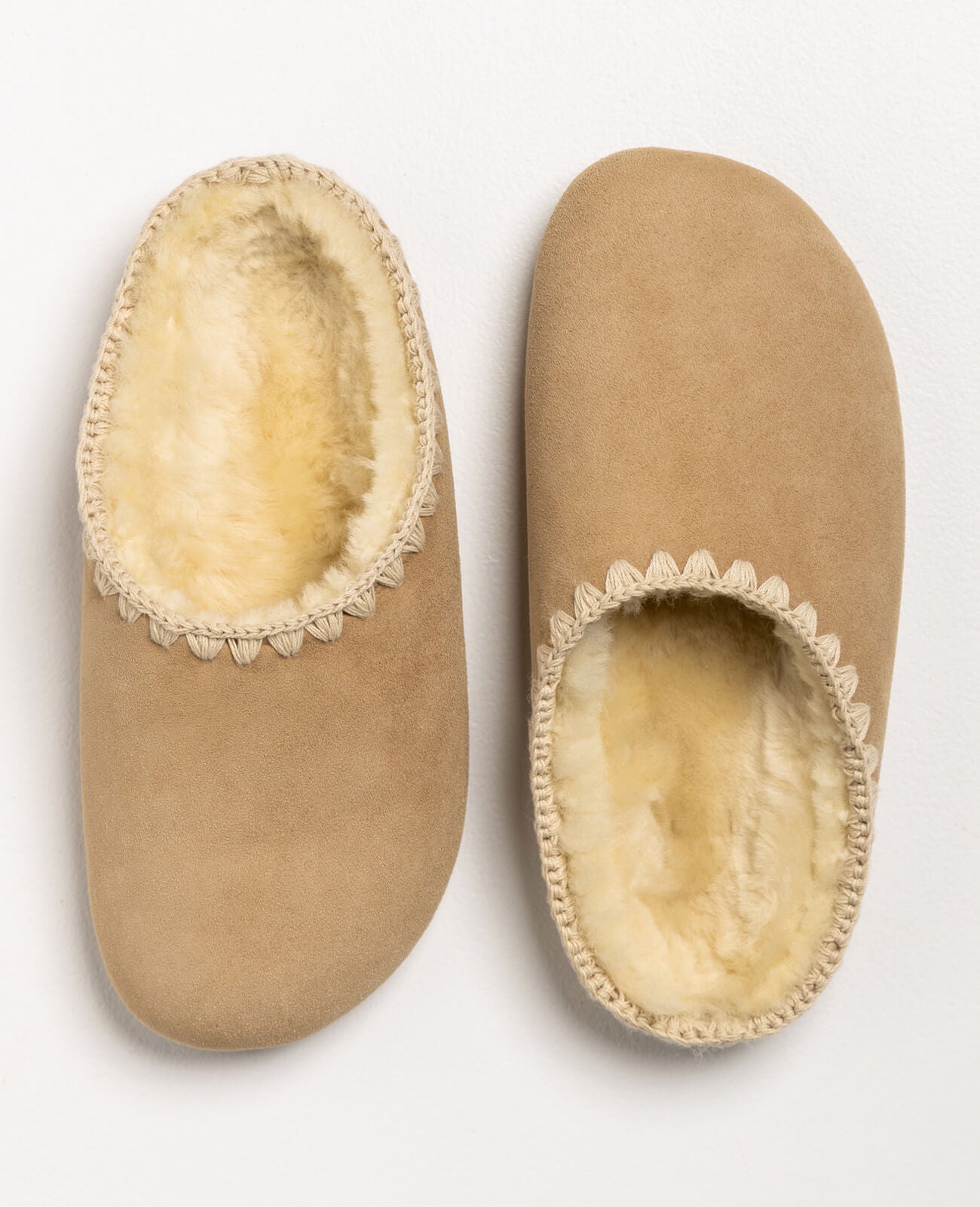 Pantoffel Lief slippers in natural beige suede with a cozy cream-colored sheepskin lining and delicate stitched accents, crafted for ultimate comfort.