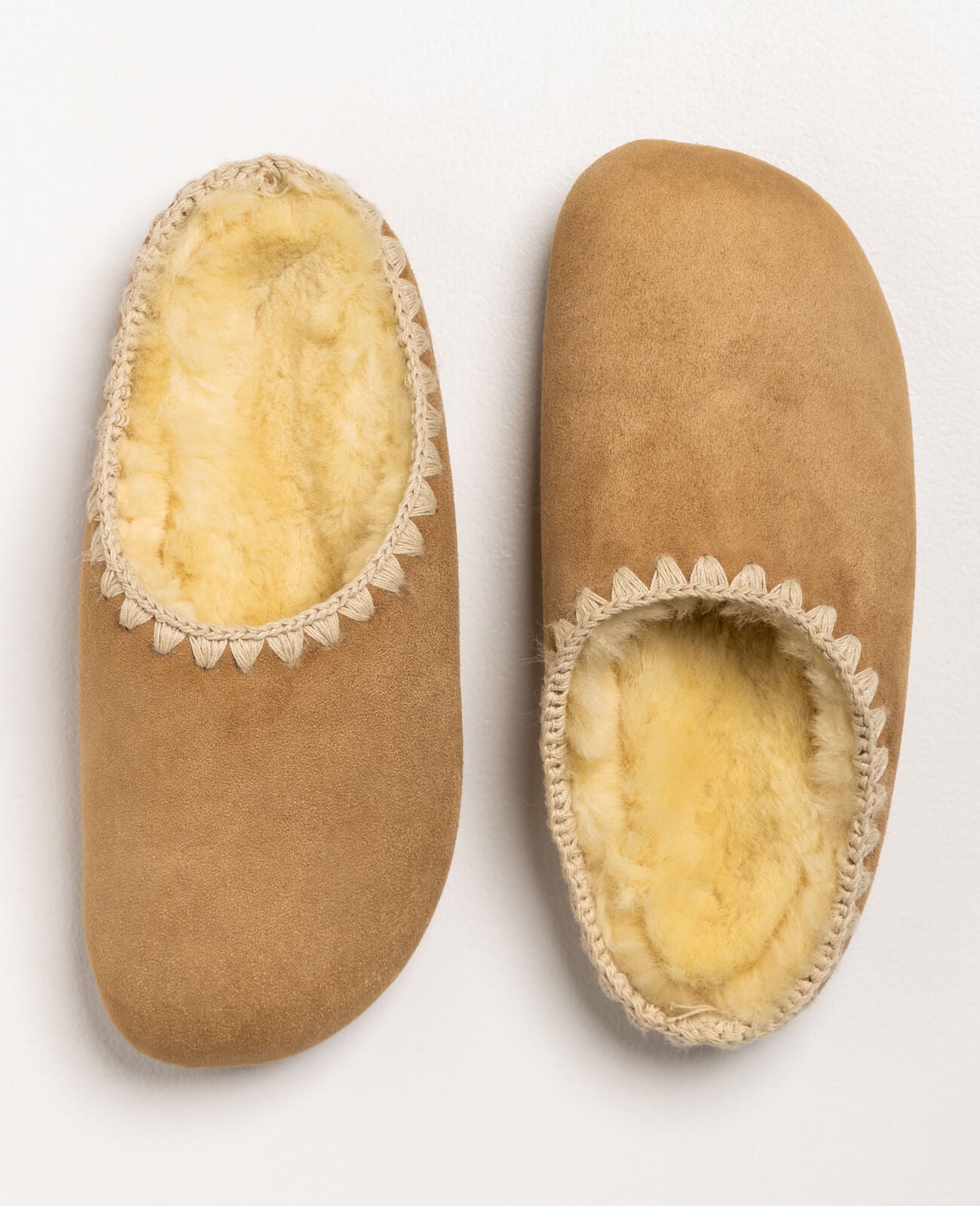 Pantoffel Lief slippers in tan suede, featuring intricate hand-stitched detailing and soft yellow sheepskin lining for a timeless look.