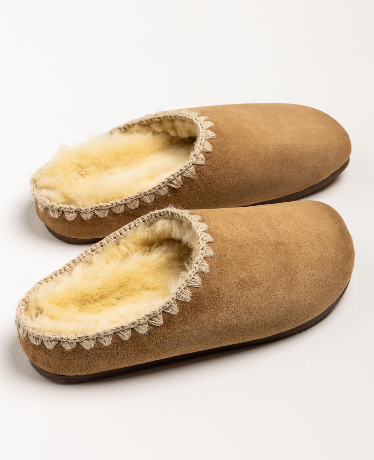 Pantoffel Lief slippers in tan suede, featuring intricate hand-stitched detailing and soft yellow sheepskin lining for a timeless look.